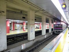 電車が入ってきましたが、どうやらこの電車は京成電鉄のようです。
都会では相互乗り入れをしています。
京成電鉄も初めて乗ります。