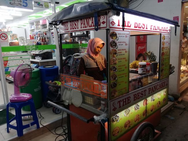 チャウエンビーチ通りのあちこちで見かけるパンケーキ屋さん。<br />どこのお店も小さな幼子と一緒が多いです。<br />作り方を見ていると、クレープと違うとわかります。バナナチョコレートをオーダーしました。