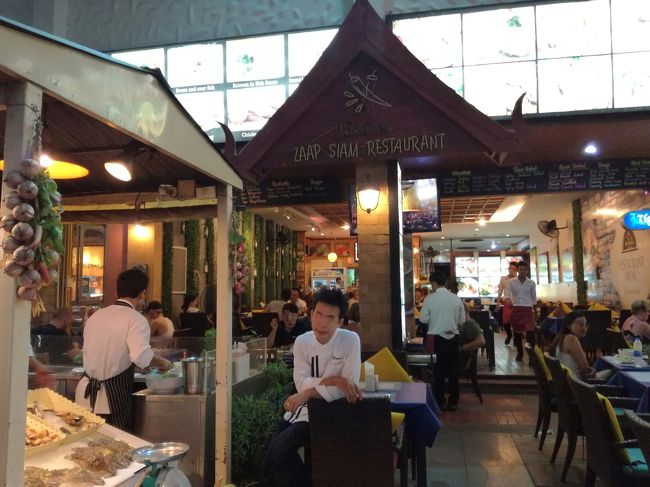 ZAAP SAIAMレストラン。<br />非常に中国人観光客が多く、ここでも中国人と間違われます。<br />やはり「ありがとう」と声をかけると日本人として認識されます。<br />接客態度が大きく変わる訳ではないけれど、食べ散らかした中国人のテーブルを見ると、彼らと一緒にされたくないと思います。<br />店員さんは普通に親切です。タイ人かと思ってタイ語本から探した「ごちそうさま」を言ったら伝わらなかった。<br />なんとミャンマーからの出稼ぎ青年であった。色々とあるのね。