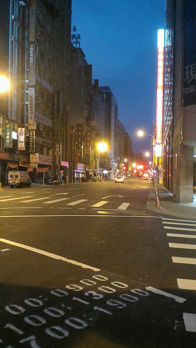 爆睡して目が覚めたら4時…4時！？<br />私の夜はどこ行ったんだ？ってなぐらい寝てました。夜市行く計画は見事に空振り。<br /><br />ま、いっか。皆さんまだ寝てるのでそ～っと出ます。<br />ってこのロッカーキイキイ言わないで！！<br /><br /><br />外はまだ薄暗いです。