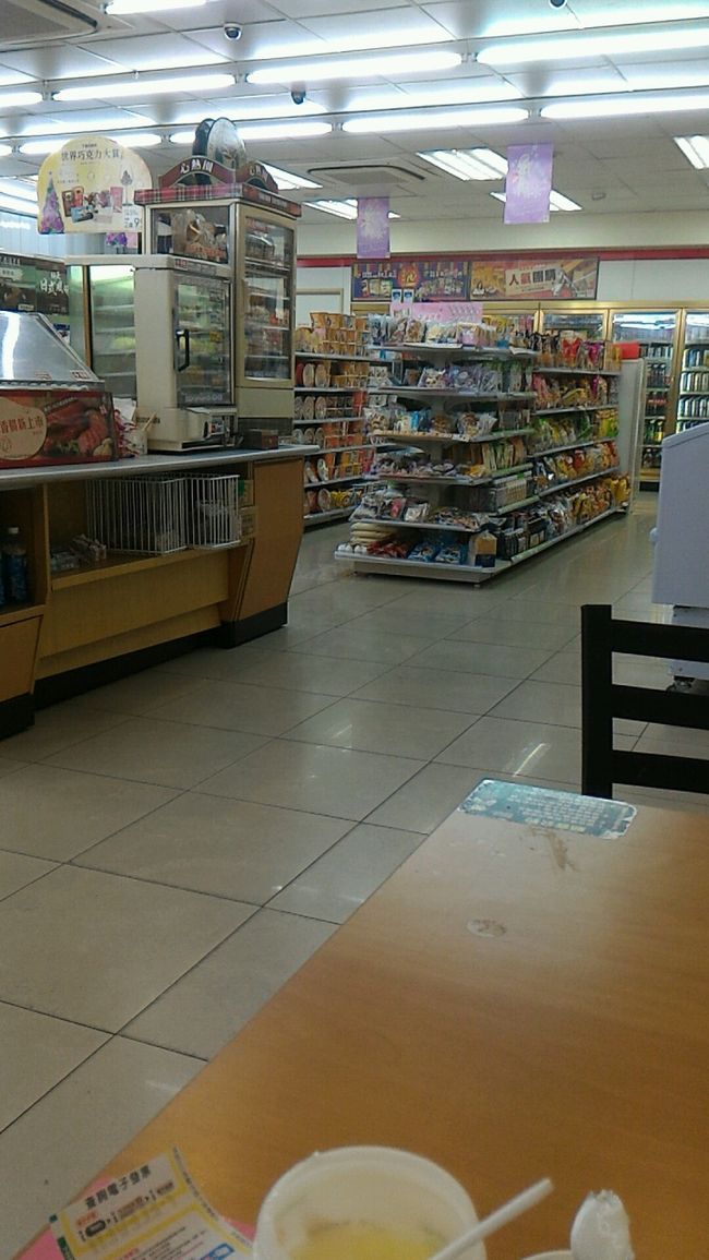 早朝のコンビニはがら～ん。<br />6時ぐらいになると人がちょこちょこ入ってきます。<br /><br />今回の旅行でも思ったんやけど街中のコンビニって関東煮がほとんどやってない。機械はあるんやけど具がほとんどないことが多かった。なんでやろう？<br /><br />空港のコンビニは品ぞろえ豊富やったんやけどな。