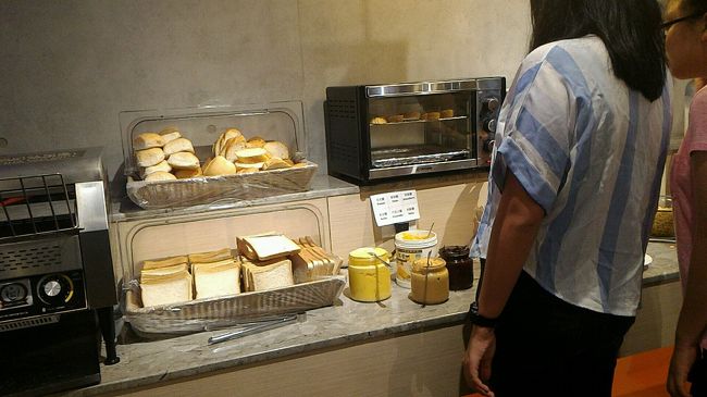 ホテルの朝食は7:00～<br />口コミで混むと読んでいたので7:00ジャストに！ってもう半分ぐらい人がいる！？<br /><br />ここの朝食はなんとDiary of Taipeiの宿泊客と同じものがいただけます。めっちゃお得でしょ！！<br /><br />期待度MAX！<br /><br /><br />まずはパンコーナーから。4種類ぐらいのパンがあります。焼く機械も何台か。<br />横にある瓶はバター、ジャム、シュガーバターとピーナッツバターでした。好きなだけ取れるのがいいね。
