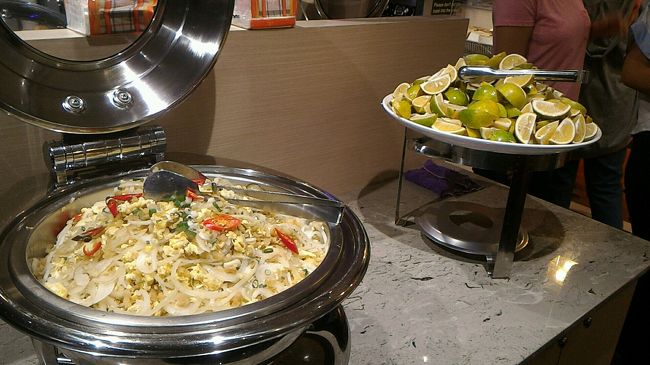 フルーツはこのオレンジ？のみ。<br /><br />手前は卵と野菜を炒めたもの。<br />これなかなか美味しかった。