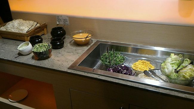 サラダコーナー。<br />ちょっと種類が少ないですが、新鮮。ここはがっつりいただきましょう。<br /><br />隣はなんとそばです。日本人多いのか？それともヘルシーだから？