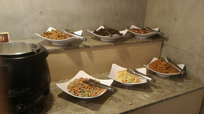 お粥と佃煮系。みんな大好き肉髭もありました。私も大好き！！<br />そしてなぜかミミガーがある！これも好き！<br />ピータンはなかったな。残念。<br /><br /><br />この横にはスープもありました。