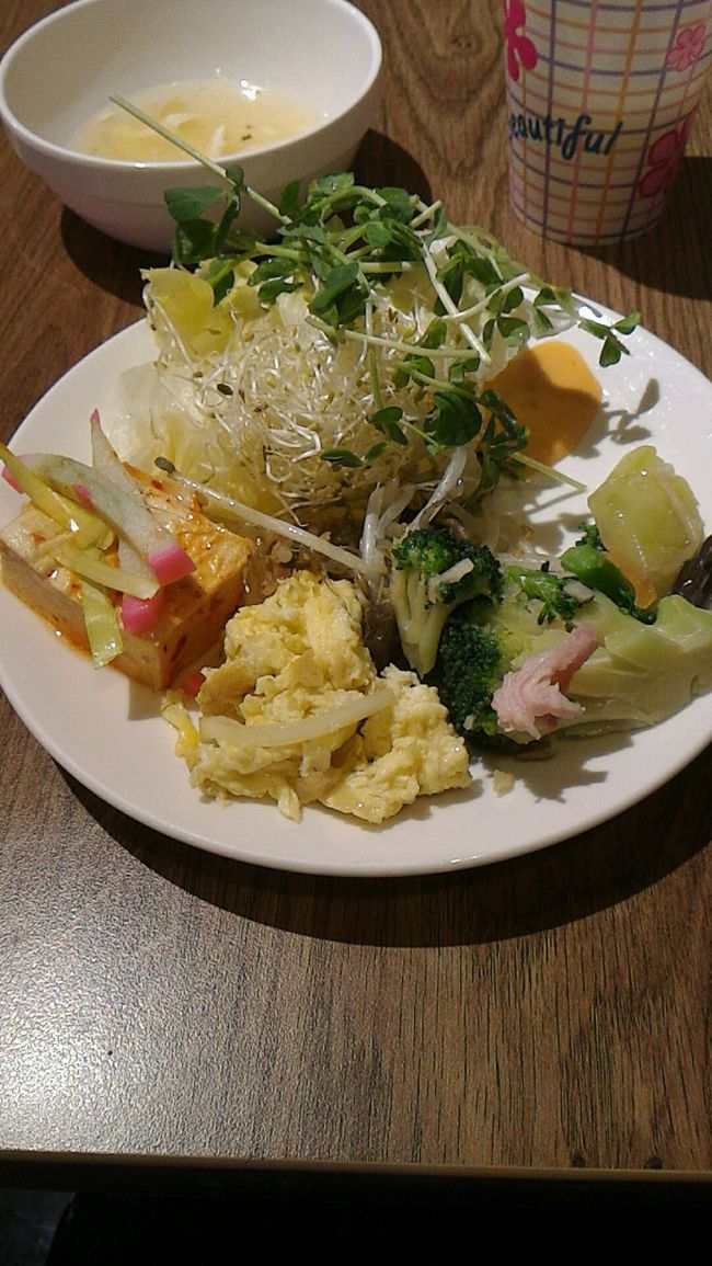 アップ。<br />かまぼこの乗ってるのは豆腐を辛く炊いたもの。キムチが一緒に入ってました。<br />これがなかなか美味しい。