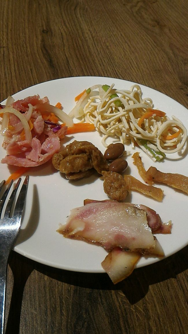 コチラお粥は取らず、佃煮系だけ。<br />ミミガー美味い！タッパーに詰めて持って帰りたい…( ﾟДﾟ)