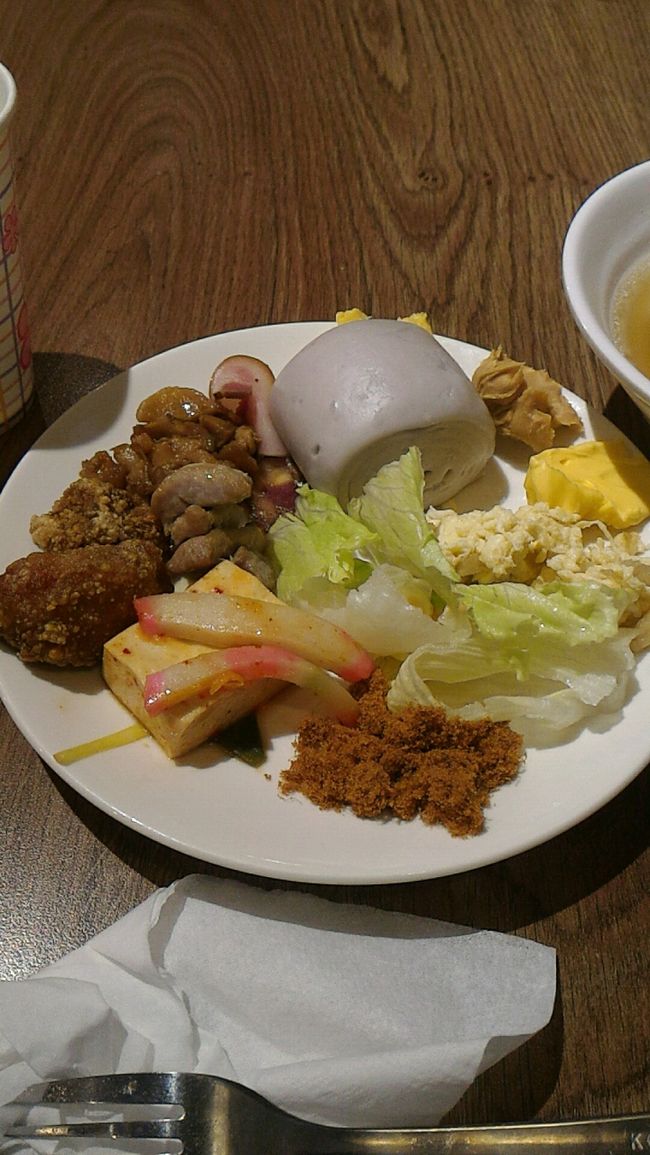 お粥は取らなかったけど肉髭は取る！<br /><br />饅頭は4種類ぐらいありました。どれも中の具はないみたい「素」って書いてある紙が貼ってあったので。<br />途中からから揚げも登場していたので1個。<br /><br />バターとピーナッツバターを饅頭につけると美味しかった。邪道？？かな。