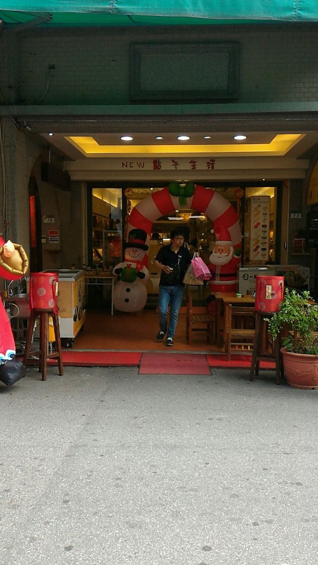 半袖でいいぐらいなのに町は徐々にクリスマスモード。<br /><br />迪化街の店にもこんな飾りが！