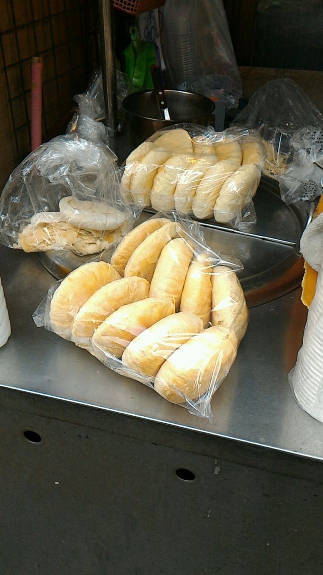 これがその椪餅です。<br /><br />注文するとこれを軽く割って杏仁茶をかけて出してくれます。<br />屋台風なので席は外に数席のみ。