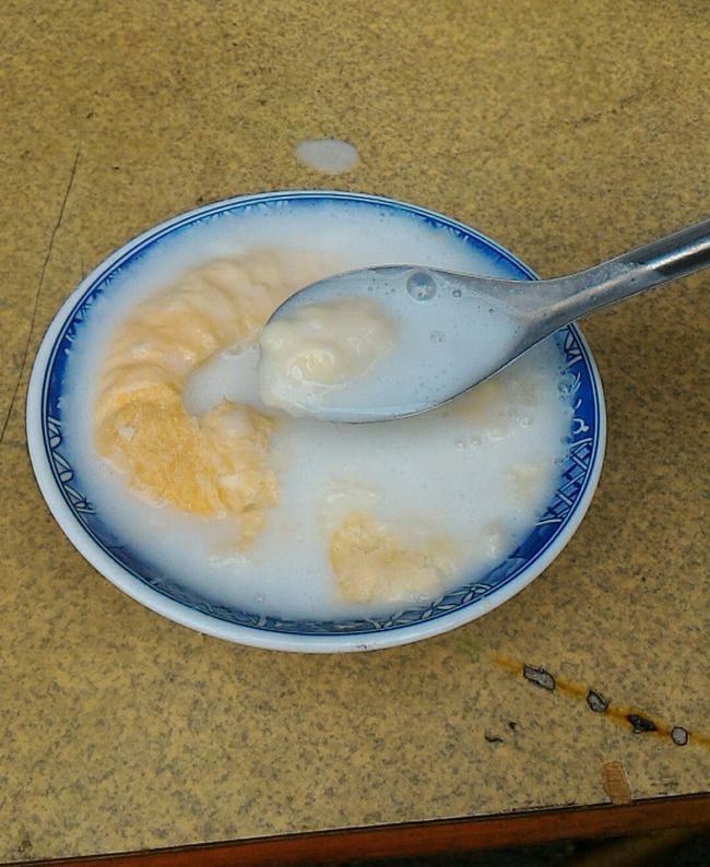 出来上がったもの。<br />トロッとした杏仁茶と椪餅のサクサク具合がよく合います。<br />あっさりした杏仁茶を食べたい方はこの店オススメ！<br /><br />永楽市場の横に道を入るとすぐにあります。<br />おばあさんがいつも作ってくれます。