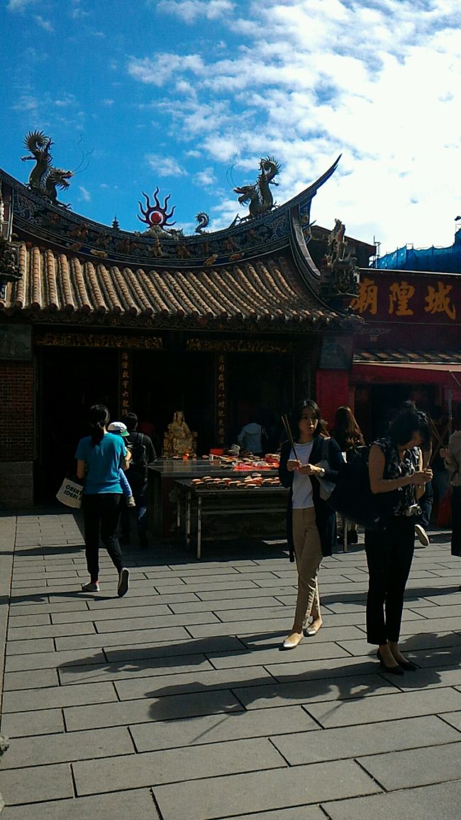 霞海城隍廟<br /><br />超有名ですね。初めてお参りしてみました。<br />でも回り方がよくわからなかった。調べてから行くべきでした。<br />お参りする順番に番号がついてるんですが5番～8番ぐらいまではわかったんやけど、1～4番がどこにあるのかわからず。<br /><br />これではいい縁来ないかな…次は調べてちゃんとお参りします。