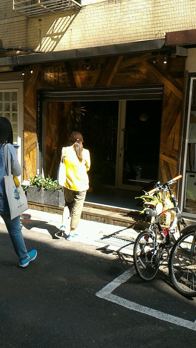 目当てはコチラ。<br />騒豆花のすぐ近くです。<br /><br />「蔬河VEGE CREEK」<br /><br />ベジタリアン滷味が食べられる店です。旅々台北に載ってます。<br />興味があったのでランチに選択。
