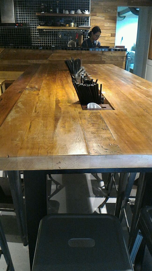 店内は真ん中にこのテーブル。<br />奥がキッチン兼会計カウンターです。<br /><br /><br />真ん中に箸とかスプーンとかが並んでます。10席ぐらいしかないかな？