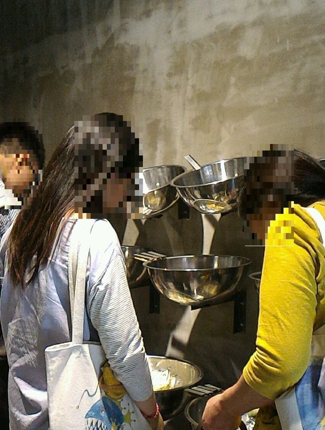 壁に野菜が入ったボウルが並んでます。<br />1人分ずつ袋に入ってるの適当にかごに入れます。<br /><br />キャベツとかオクラとか、湯葉とかサイド系の野菜なのかな？