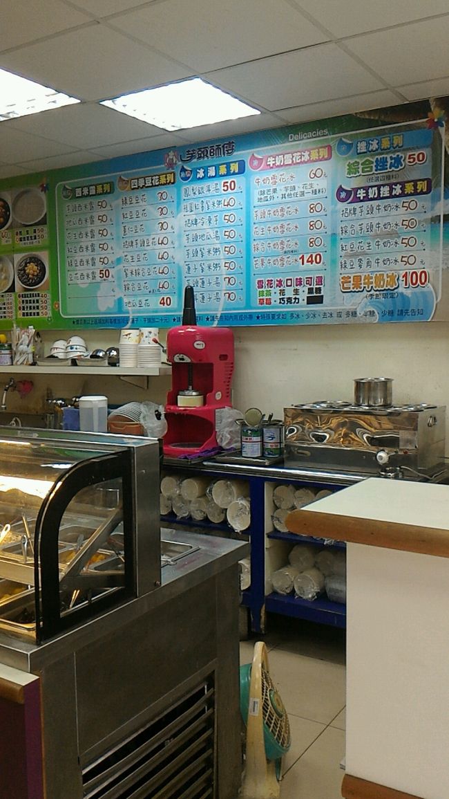 中のメニュー一覧。<br /><br />ご夫婦でされてるようですが、可愛らしい店の作りです。<br />そしてキレイ。