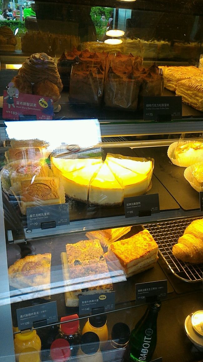 台湾のスタバはケーキ類も豊富です。<br /><br />日本のより色々あるかも？