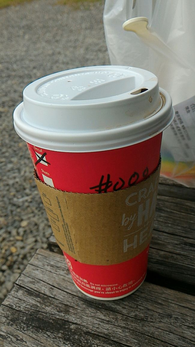 駅前にあるめっちゃ混んでるスタバで「ディカフェ」アメリカ―のを注文。<br /><br />懲りずに「ディカフェ」注文したけどやっぱり通じない。結局スマホの翻訳アプリで英語表記を見せました。最初からこうすべきやった…<br /><br />でもくやしい！いつか口頭注文を成功させてやる！！