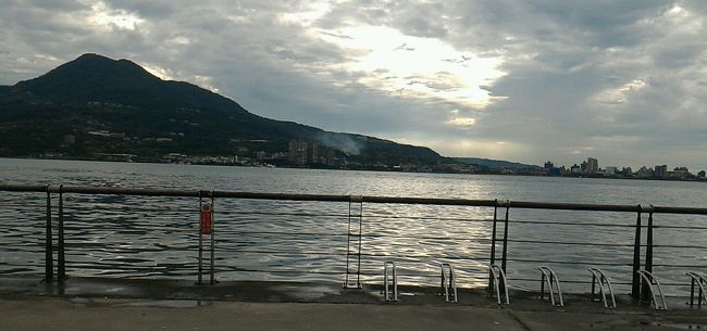 着いた淡水河の川べり。<br /><br />お天気も良く、暑すぎないのですごい人でした。<br /><br />何とか空いてるベンチを見つけて座る。