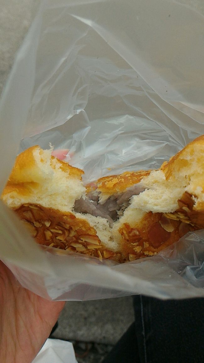 続いて。<br /><br />来る途中で買ったパンをお披露目。<br /><br />芋頭餡入りの揚げパン。<br />これはいまいちやった。揚げなくてもよいのでは…？<br /><br />あ、ちなみにこのパン以外は日本にもって帰りました。