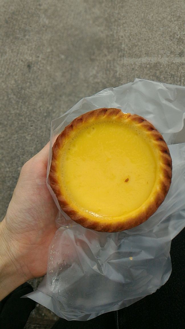 エッグタルト。<br /><br />パイ生地はサクサクで美味し。<br />中のクリームはちょっと堅めでプリンみたいでした。