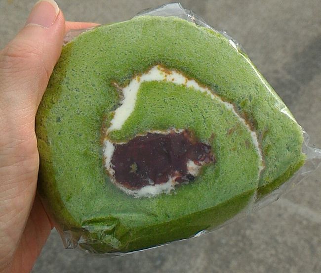 抹茶のロールケーキ。<br /><br />匂いは抹茶なんやけど、食べると不思議と抹茶の味がしない。<br />ナゼ？