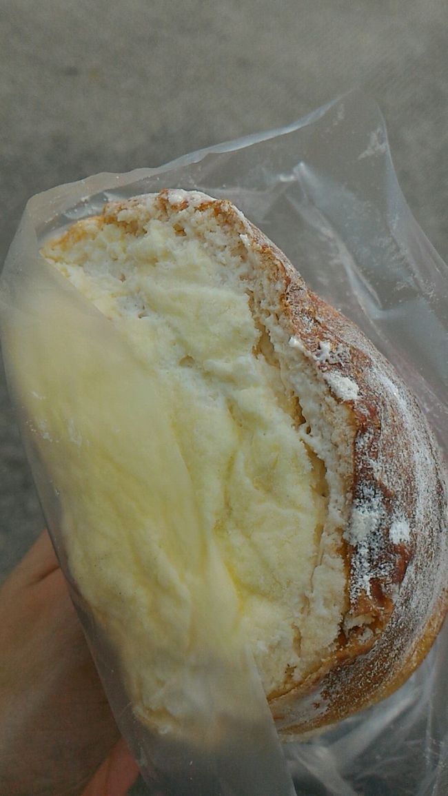 これが一番不思議やったパン。<br /><br />商品名にチーズと書いてあるのにどう見てもクリーム。<br /><br />食べてみてわかった！<br />中にチーズが入ってるパンの断面にクリームと砂糖がまぶしてあるんです！<br />どゆこと！クリームつける意味はなんだ？？<br /><br />ま、美味しかったのでいいんですが。クリーム食べると後は普通のチーズ入りパンです。