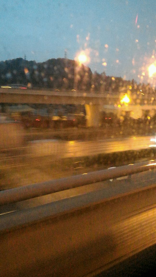そして淡水でもぼんやりしてるうちに夕方…<br /><br />もう帰らないといけないですね。<br />台北駅からリムジンバスで空港へ向かいます。<br /><br /><br />さみしい気持ちを表すかのような雨…(;^ω^)