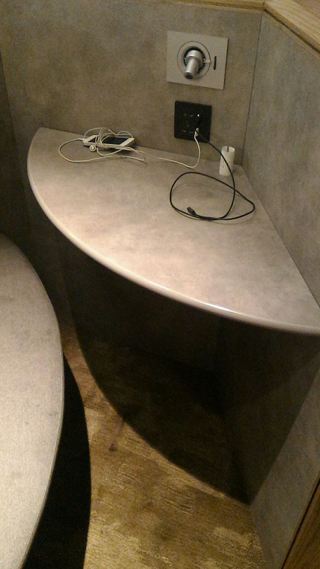 今回初めて、空港ラウンジに潜入してみました。<br /><br />なんと24時間営業のラウンジ！<br />スバラシイ！関空も見習ってくれ！！<br /><br />早速PCコーナーで充電。