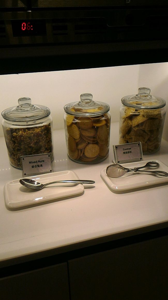 おつまみはクラッカーと豆。