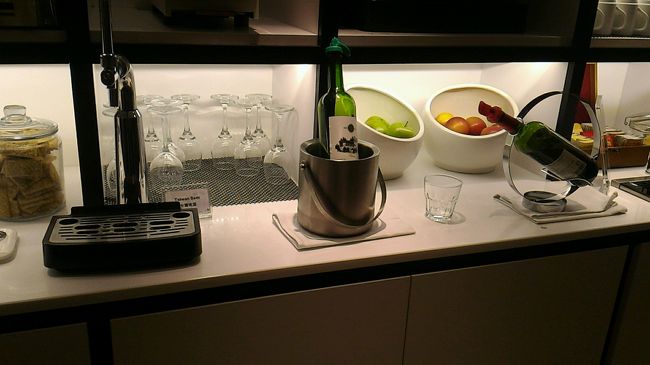 アルコールはワインと台湾ビール。<br />奥にあるリンゴは飾りかと思いきや食べられます。<br /><br />途中で亡くなったのかバナナに変わってた。今から思うと台湾バナナ！？<br />食べとくべきだった。