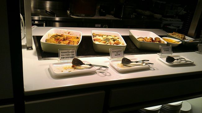 その他自由にとれるホットミール。<br /><br />鶏肉や魚料理があります。