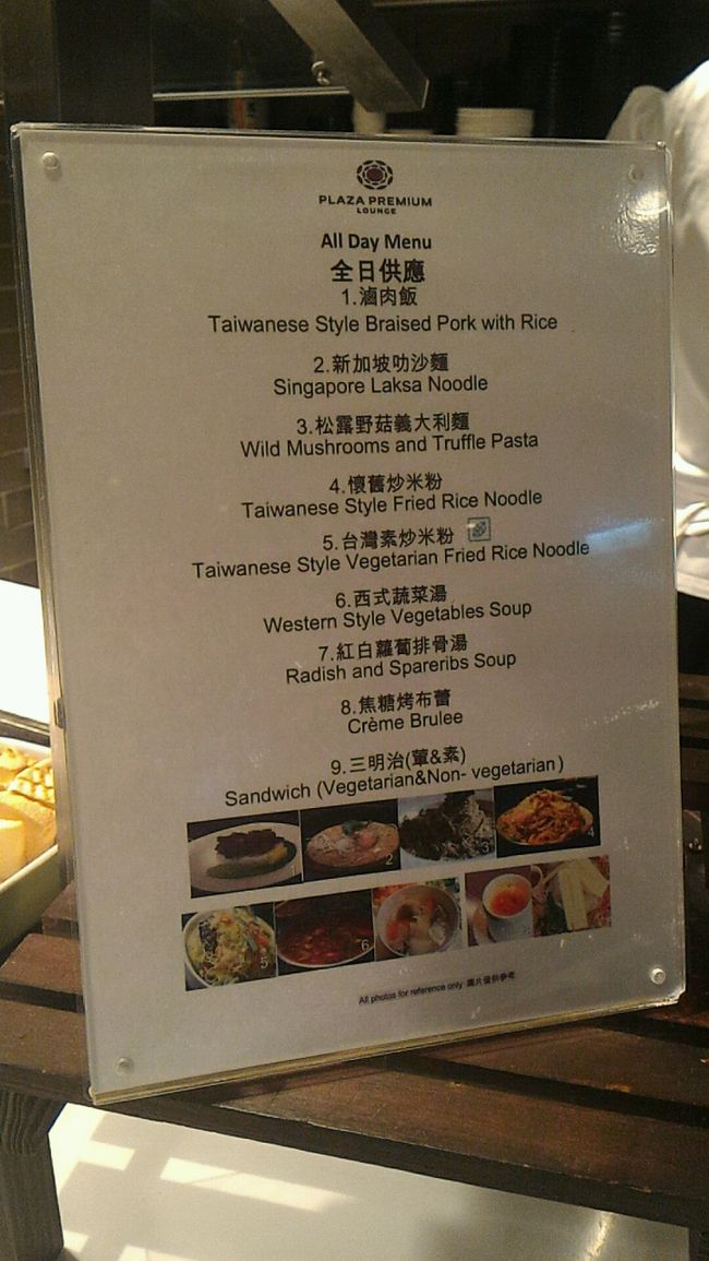 夜中でも手作りのホットミール。<br /><br />2番目のラクサを注文。<br />「他は？」って感じで聞かれてなぜかクリームブリュレを指さされる。<br />人気メニューなのかな？