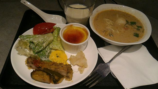 待つほどもなくラクサ出来上がり。<br /><br />サラダと一緒にいただきます。