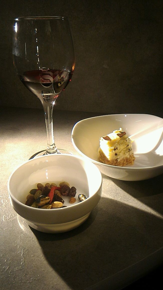 ちょっとおしゃれにワインなど嗜んでみました。<br /><br />デザートコーナーにあったチーズケーキ。何気に美味しい。個人的にはクリームブリュレよりも美味しかった。