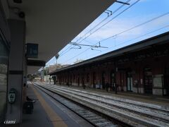 ブリンディシの駅って、エレベーターがないの。
 
だから、ホテルの人にスーツケース運んでってお願いしたのよね。
 