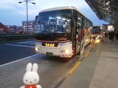 旅行日一日目(１１月１４日)です。
地元から羽田空港行きのリムジンバスに乗って羽田空港へやって来ました。
我が家からバス停も近いのでホントに便利になりました＼(^o^)／。
もうちょっと本数増えてくれると助かるのに(^_^;)。
渋滞もなく朝の６時に到着しました。

「あたし、朝早いの勘弁してほしいの。起きるの辛いわ～」と舐めたことを言っている相方とともにＪＡＬのチェックインカウンターへ行きます(笑)。