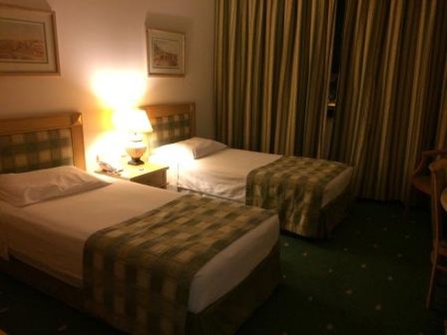 宿泊ホテルはロシオ駅徒歩圏内の「MUNDIAL（4ツ星）」。駅近でレストランなどもホテルのまわりにあるので観光に便利。清潔な部屋で日本人にはうれしいバスタブもあります。朝食も種類が豊富で連泊しても飽きないほどあります。こちらはランクアップにオススメしたいホテルです。