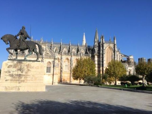 さらにバスにてバターリャへ。リスボンからはバスで2時間ほど。街の中心にそびえたつバターリャ修道院。