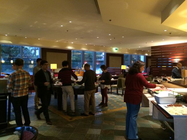 宿泊ホテルは市内中心部からは離れた「CROWN PLAZA PORTO（5ツ星）」。日本でも馴染みのあるチェーンホテル。5ツ星ホテルなだけあって、日本人が欲しいな…と思うアメニティは一通り備わってます。朝食も種類が豊富です。