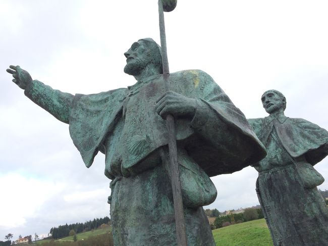 4日目はバスでスペインのサンティアゴ・デ・コンポステーラへ。この街はキリスト教の3大聖地での一つで、スペイン殉教の道の終着点。