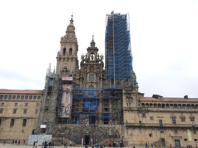 毎年20万人もの巡礼者がこの地を、大聖堂の正面玄関「栄光の門」を目指します（あいにく工事中のため、私はこの門をくぐることはできませんでした）。旧市街は世界遺産に登録されています。帆立貝は巡礼のシンボル。巡礼者は巡礼の証として帆立貝をぶら下げて、水筒代わりのひょうたんを持っています。１年のほとんどが雨で天候が悪いため、巡礼者が雨にかからないような造りの（天井がある）建物が建てられています。マドリードやバルセロナなどとは違う、歴史が作った風格のある街です。