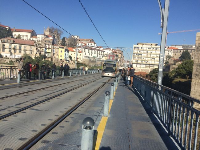 この橋は列車も走ってます。