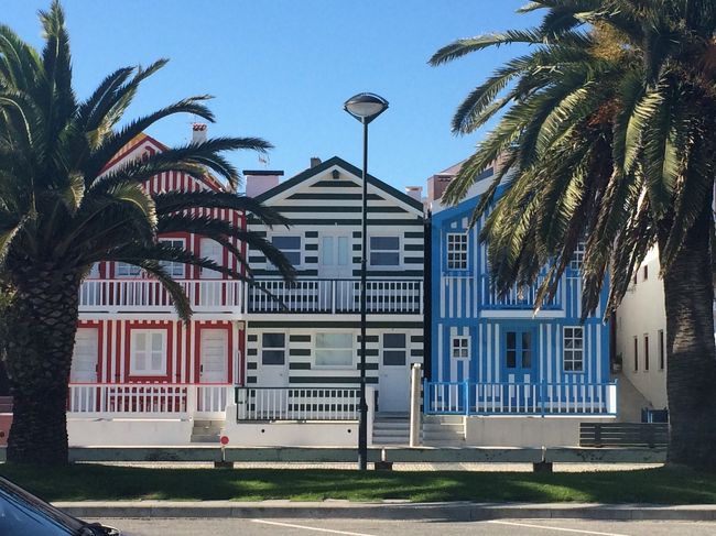 バスにてコスタノヴァへ。ポルトとコインブラの真ん中ぐらいにあるこの街は、あまりガイドブックには載っていないので、知らない方も多いかと。ストライプ柄の家々が並ぶため「パジャマシティ」と言う愛称がある、愛らしい古い漁師町です。夏は海水客で賑わうそうです。