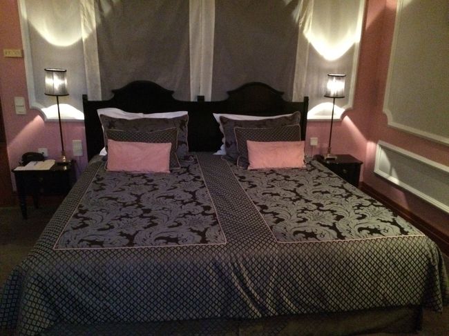 宿泊ホテルは市内にある「TIVOLI COIMBRA（3ツ星）」。中心地から徒歩10分ほどと立地が良くて観光に便利です。メイン通りではないので、静かに過ごすことができます。少し市内からは離れますが、「涙の館（QUINTA DAS LAGRIMAS）（4ツ星）」というホテルもランクアップとしてオススメです。地元の人も週末のご褒美にと、宿泊するような歴史あるホテルです。