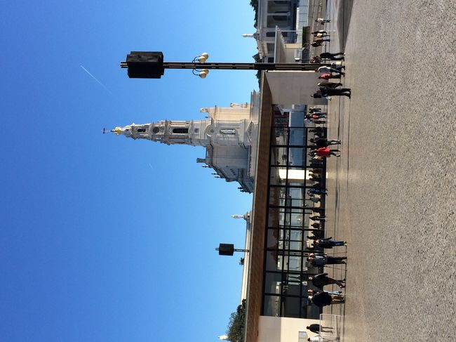 6日目はバスにてファティマへ。ファティマの予言後、何もなかったこの土地が街として栄だしたので巡礼の街としては新しく、サンティアゴ・デ・コンポステーラほどの重厚感はまだありません。ですが、巡礼者は多く、これから深みを増していくのだなと感じました。大祭の際はこの街はキリスト教徒で溢れかえります。