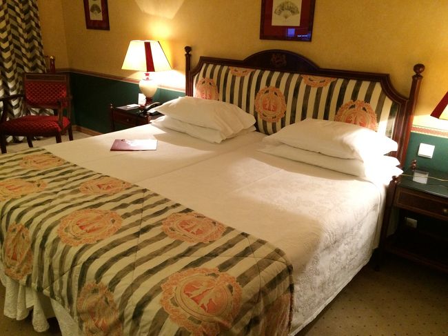 宿泊ホテルは「RITZ CARLTON DUBAI INTERNATIONAL FINALCIALCENTRE（5ツ星）」。さすがドバイの5ツ星ホテル。シックでありながらも優雅さも兼ね備えた雰囲気です。立地がよく、近くには様々なレストランがあるので食事に困ることはありません。