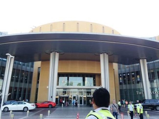 視察後はドバイモールでショッピング。日本にはないお店も結構あるので、買い物好きな方はブラブラしているだけでも楽しいです。モール自体はかなり大きいので、3時間あってもまわりきれません。