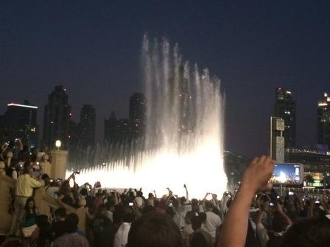 この日のメイン、ドバイファウンテン見学。音楽にあわせて噴水が踊ります。音楽はアラビアンな感じなので、エキゾチックな気分に浸れます。私はモール側から見物しましたが、反対側（ブルジュハリファ側）からの景色はまた雰囲気が違うので、どちらも体験してみて下さい。ちなみに、街のあちこちはまだまだ建設中。来年はまた違った雰囲気の街になっているんだろうなと思います。<br /><br />9日目、12/2（水）ドバイ03:00発～関空16:50着。無事に帰国。<br /><br />ポルトガルは大航海時代の栄光を感じれる歴史溢れる街々。ドバイは行く度に雰囲気が変わる進化する街。どちらも街の雰囲気が全然違うので、2ヶ国それぞれの違った楽しみ方ができます。