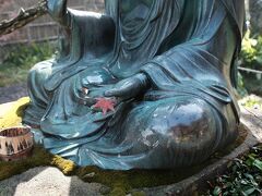 次に訪れたのは東慶寺。境内の像の手のひらに葉っぱが。これは誰でもシャッターを押したくなりますね。